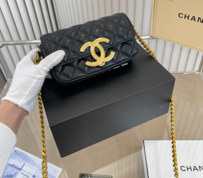 ビッグなCCが可愛い☆CHANEL フォンケース ラムスキン ブラック